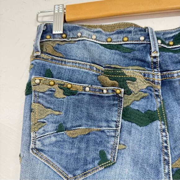 Driftwood High Rise Camo Embroidered Studded Raw Hem Blue Jeans Womens 28 Jackie - Picture 8 of 10